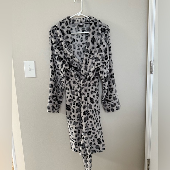 Junior Girls Large Soft and Fuzzy Leopard Print Bathrobe - Picture 3 of 7